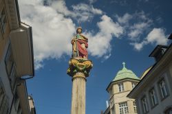 La storica statua della Fontana della Giustizia a Winterthur, Svizzera. Situata in Marktgasse 41, la scultura che rappresenta la dea romana della giustizia adorna questa fontana eretta nel 1537. ...