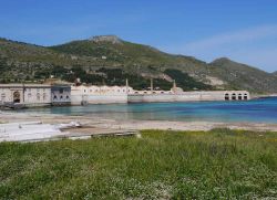 Tonnara di Favignana, Sicilia. Questo ex stabilimento della tonnara è il più grande delle Isole Egadi, al largo della costa della Sicilia Occidentale. Restaurato fra il 2003 e ...