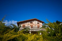 La storica Villa Gens a Benicassim, Spagna, immersa in una rigogliosa vegetazione.
