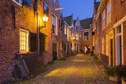 La storica viuzza di Kuiperspoort nel centro storico di Middelburg, Olanda, by night. 
