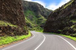 La strada attraversa le montagne della Serra da Malagueta sull'isola di Santiago, Capo Verde.