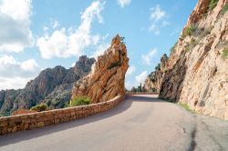 La strada che attraversa i Calanchi di Piana, patrimonio UNESCO Corsica - © Matteo Gabrieli / Shutterstock.com