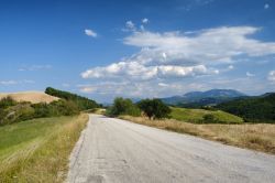 La strada che collega Lunano con Urbania in provincia di Pesaro, nelle Marche