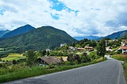 La strada che conduce a Stenico in Trentino