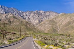 La strada che conduce alla Palm Springs Aerial Tramway, California. Aperto nel settembre del 1963 permette di spostarsi dal fondo della Coachella Valley sino alla cima del San Jacinto Peak.
 ...