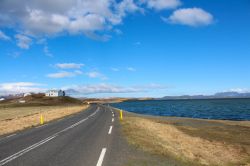 La strada che costeggia il lago Myvatn in Islanda, siamo nel centro nord-est dell'isola