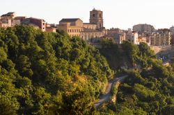 La strada che sale al centro storico di Enna, siamo nel cuore della Sicilia