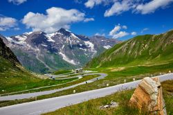 La strada con vista sul ghiacciaio Pasterze sul Grossglockner, Parco Nazionale Alti Tauri in Austria