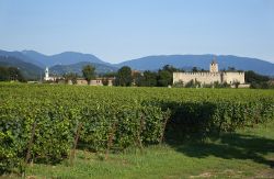 La strada del VIno della Franciacorta: Passirano e il suo Castello - © m.bonotto / Shutterstock.com