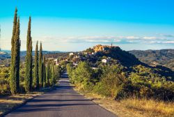 La Strada del Vino Montecucco e dei Sapori d’Amiata nei pressi di Castel del Piano in Toscana. Questo percorso enogastronomico è nato con l'obiettivo di promuovere in chiave ...