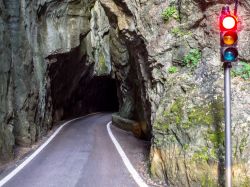 La Strada della Forra è vietata ai Camper che rischiano di incastrarsi negli stretti passaggi tra le rocce