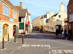 La strada dello shopping nel centro del villaggio di Yarmouth, isola di Wight, Inghilterra - © Oscar Johns / Shutterstock.com