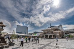 La strada dello shopping Sanjo Dori nella città di Nara, Giappone: si trova nei pressi della stazione ferroviaria Kintetsu Nara - © PaulWong / Shutterstock.com