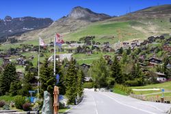 La strada di accesso al resort sciistico di Verbier, Svizzera.

