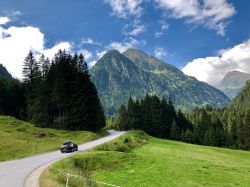 La strada di accesso alla Valle dello Stubai in Tirolo, Austria