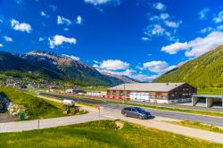 La strada di fondovalle a Samedan in Engadina, Conton dei Grigioni, Svizzera