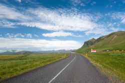 La strada Hrivengour, o Ring Road 1 nei pressi di Vik i Myrdal, la località più meridionale dell'Islanda