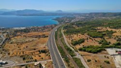 La strada nazionale che conduce a Corinto fotografata dal drone, Peloponneso, Grecia.

