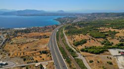 La strada nazionale che conduce a Corinto fotografata dal drone, Peloponneso, Grecia.

