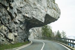 La strada nei pressi del Passo del Furka, in Svizzera, tra la Valle di Orsera e la Valle di Goms.