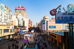 La strada pedonale di Qingdao, Cina. Taidong Street ospita decine e decine di attività commerciali e mercati notturni; è altresì famosa per i dipinti che abbelliscono i ...