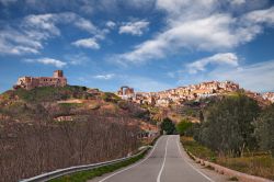 La strada per Grottole in Basilicata: il castello e il borgo medievale