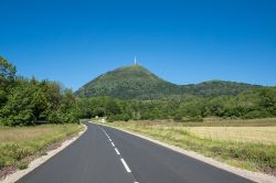 La strada per il vulcano spento Puy-de-Dome a Clermont-Ferrand, Auvergne, Francia. Dal 1875 qui si trova una stazione meteorologica.



