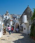 La strada principale che attraversa i trulli di Alberobello, Puglia. I più antichi trulli qui presenti   risalgono al XIV° secolo - © trabantos / Shutterstock.com