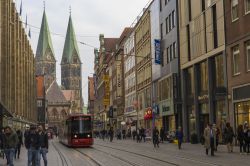La strada principale che conduce al Municipio e a San Pietro a Brema, Germania. Brema è la seconda più grande città del nord del paese per abitanti - © glen photo / ...