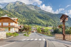 La strada principale che porta a Les Contamines-Montjoie in Alta Savoia (Francia).

