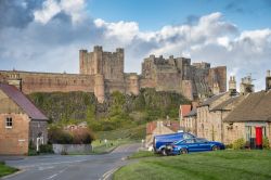 La strada principale di Bamburgh con il grande castello sullo sfondo