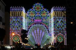 La strada principale di Formia illuminata di notte durante i festeggiamenti patronali, provincia di Latina, Lazio - © JoShowy / Shutterstock.com