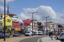 La strada principale di Fort-de-France, Martinica, con edifici colorati e attività commerciali - © gadzius / Shutterstock.com