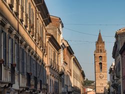 La strada principale di Teramo, Abruzzo, con la torre della cattedrale sullo sfondo.

