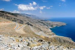 La strada sepeggiante per Aradena, nei pressi di Sfakia sull'isola di Creta in Grecia