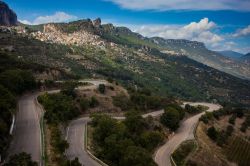 La strada tortuosa che conduce al villaggio montano di Ulassai in Sardegna