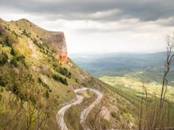 La strada Trebbio, Bolognola e Sarnano, Marche. Un suggestivo panorama dei monti Sibillini.



