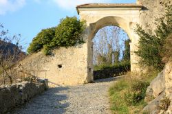 La stradina che conduce al castello di Finalborgo, Finale Ligure (Savona). Finalborgo è uno dei tre nuclei urbani che costituiscono Finale; Comune autonomo sino al 1927, è stato ...