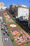 La straordinaria infiorata di Genzano di Roma, 350.000 fiori per la festa del Corpus Domini - © Millionstock / Shutterstock.com