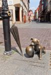 La stuatua di Filus, il cane del Professor Filutek, a Torun, Polonia. Creata dallo scultore Zbigniew Mikielewicz, quest'opera in bronzo ritrae il timido amico a quattro zampe di Filutek, ...