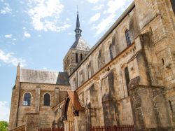 La suggestiva abbazia di Fleury a Saint-Benoit-sur-Loire (Francia). Nella cripta dell'XI° secolo sono conservate le reliquie di San Benedetto - © Mor65_Mauro Piccardi / Shutterstock.com ...