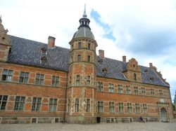 La suggestiva architettura del castello di Frederiksborg a Hillerod, Danimarca.