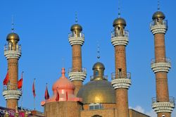La suggestiva architettura del Grand Bazar di Urumqi, Cina. Si trova nel quartiere di Uighur, sul lato meridionale della città - © suronin / Shutterstock.com
