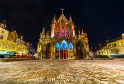 La suggestiva basilica gotica di Sant'Urbano a Troyes, Francia, illuminata di notte.

