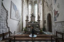 La suggestiva chiesa di Sant'Andrea Apostolo a Venzione in Friuli. Il monumento è del 14° secolo. - © Sergio Delle Vedove / Shutterstock.com
