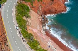 La suggestiva costa lungo la Plage d'Abel Baliff a Théoule-sur-Mer (Francia) fotografata da un drone - © Juergen Wackenhut / Shutterstock.com