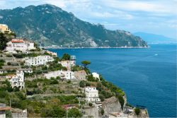 La suggestiva Costiera Amalfitana fotografata da Conca dei Marini, Campania. Si snoda per circa 50 chilometri a sud della Penisola Sorrentina ed è caratterizzata da scogliere ripide e ...