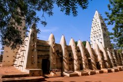 La suggestiva moschea in fango a Bobo Dioulasso Grand Mosque nei pressi di Ouagadougou, Burkina Faso. Le torri sono infilzate da bastoni di legno.
