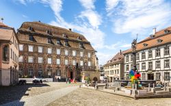 La suggestiva Piazza del Mercato di Lindau con musei e ristoranti, Germania - © Olgysha / Shutterstock.com