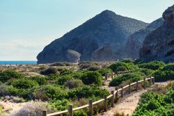 La suggestiva Playa de Los Muertos nel parco di Cabo de Gata-Nijar a Carboneras, Spagna. E' uno dei patrimoni naturali del paese: la sua bellezza e conservazione viene garantita grazie anche ...